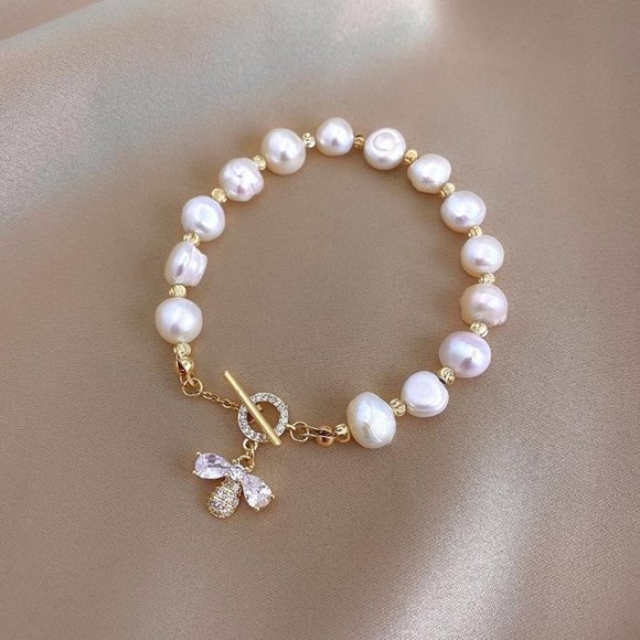 Diamonds & Jules Jewelry - 💎✨ Little Bee Bracelet
